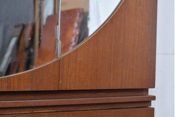 和製ヴィンテージ　希少デザイン　チーク材　丸鏡が印象的なミラー扉付きチェスト　(R-087767)