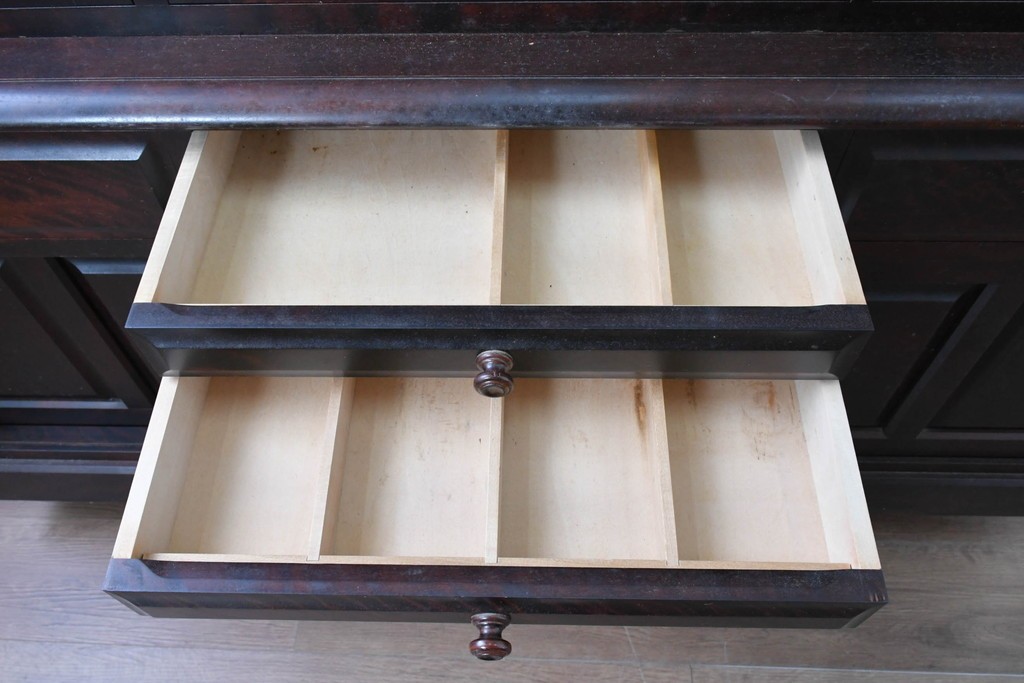 中古　北海道民芸家具　OM168特注品　カバ材　重厚な雰囲気の収納棚　(R-087768)