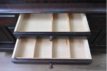 中古　北海道民芸家具　OM168特注品　カバ材　重厚な雰囲気の収納棚　(R-087768)