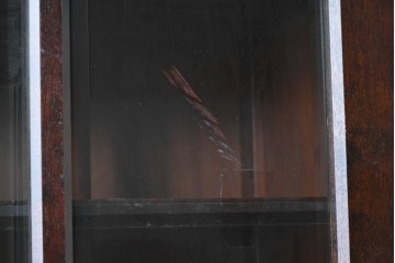 中古　北海道民芸家具　OM168特注品　カバ材　重厚な雰囲気の収納棚　(R-087768)