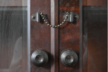 中古　北海道民芸家具　OM168特注品　カバ材　重厚な雰囲気の収納棚　(R-087768)