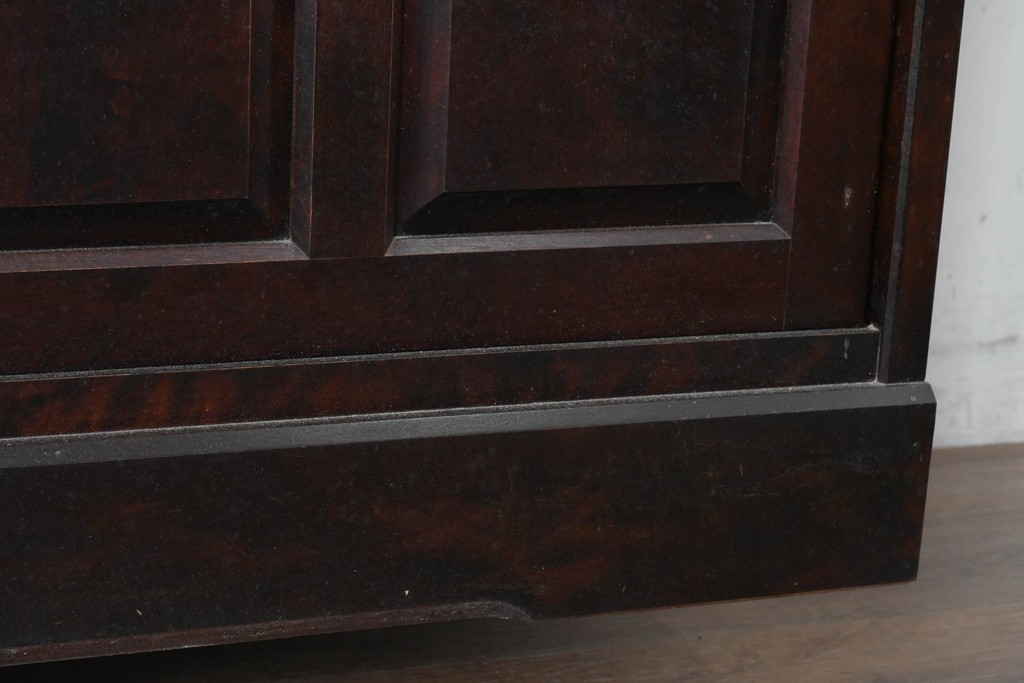 中古　北海道民芸家具　OM168特注品　カバ材　重厚な雰囲気の収納棚　(R-087768)