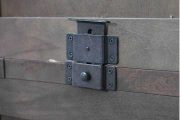 中古　北海道民芸家具　OM168特注品　カバ材　重厚な雰囲気の収納棚　(R-087768)