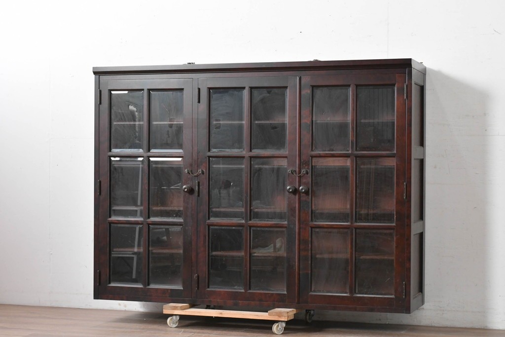 《台輪取り付け加工費込み》中古　北海道民芸家具　カバ材　格子ガラス扉のキャビネット　(R-087769)