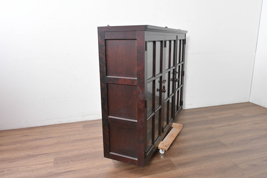 《台輪取り付け加工費込み》中古　北海道民芸家具　カバ材　格子ガラス扉のキャビネット　(R-087769)