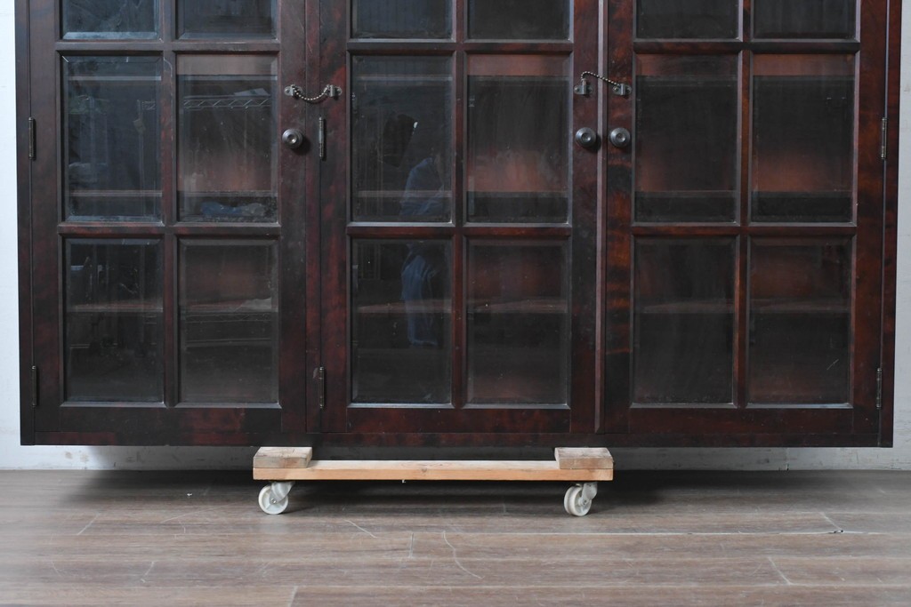 《台輪取り付け加工費込み》中古　北海道民芸家具　カバ材　格子ガラス扉のキャビネット　(R-087769)