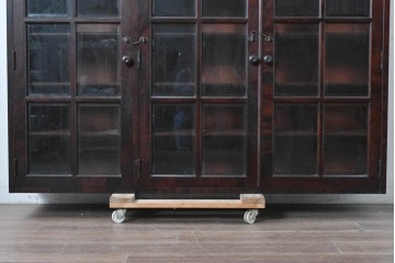 《台輪取り付け加工費込み》中古　北海道民芸家具　カバ材　格子ガラス扉のキャビネット　(R-087769)