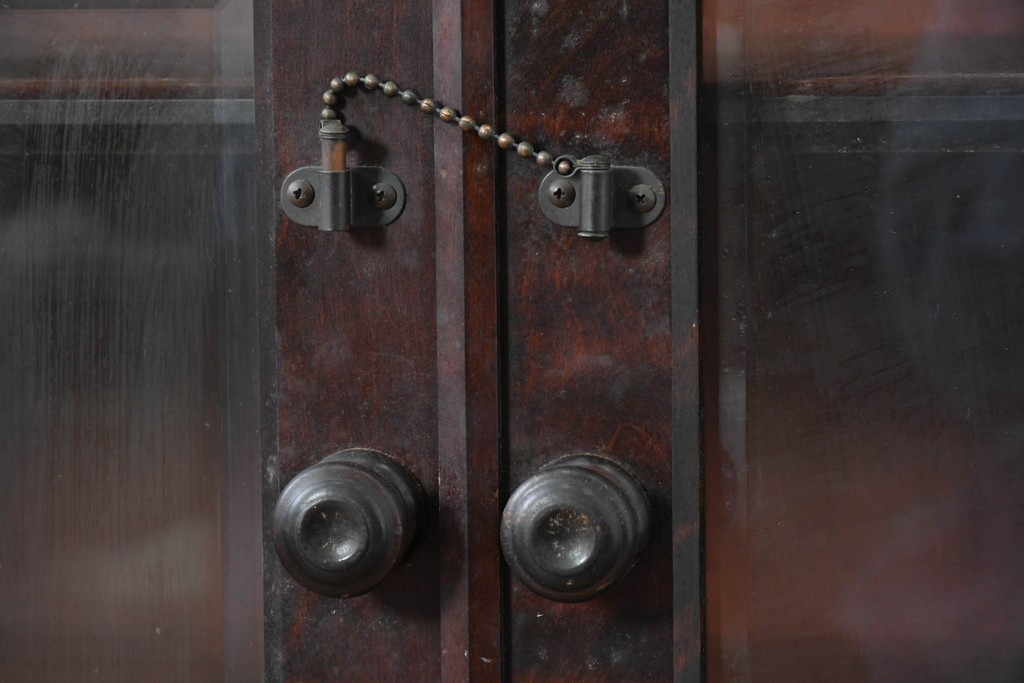 《台輪取り付け加工費込み》中古　北海道民芸家具　カバ材　格子ガラス扉のキャビネット　(R-087769)