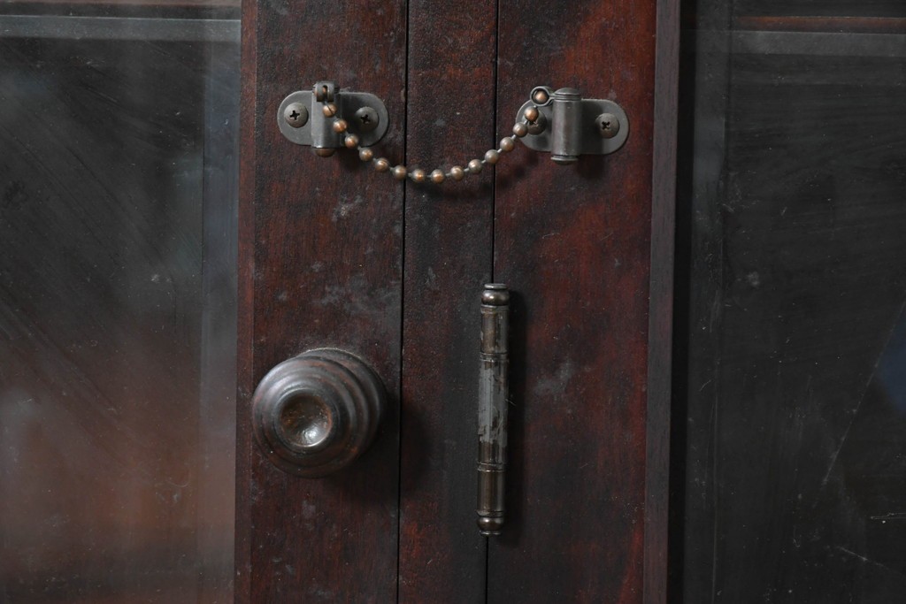 《台輪取り付け加工費込み》中古　北海道民芸家具　カバ材　格子ガラス扉のキャビネット　(R-087769)