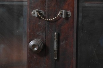 《台輪取り付け加工費込み》中古　北海道民芸家具　カバ材　格子ガラス扉のキャビネット　(R-087769)