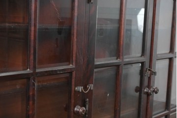 《台輪取り付け加工費込み》中古　北海道民芸家具　カバ材　格子ガラス扉のキャビネット　(R-087769)