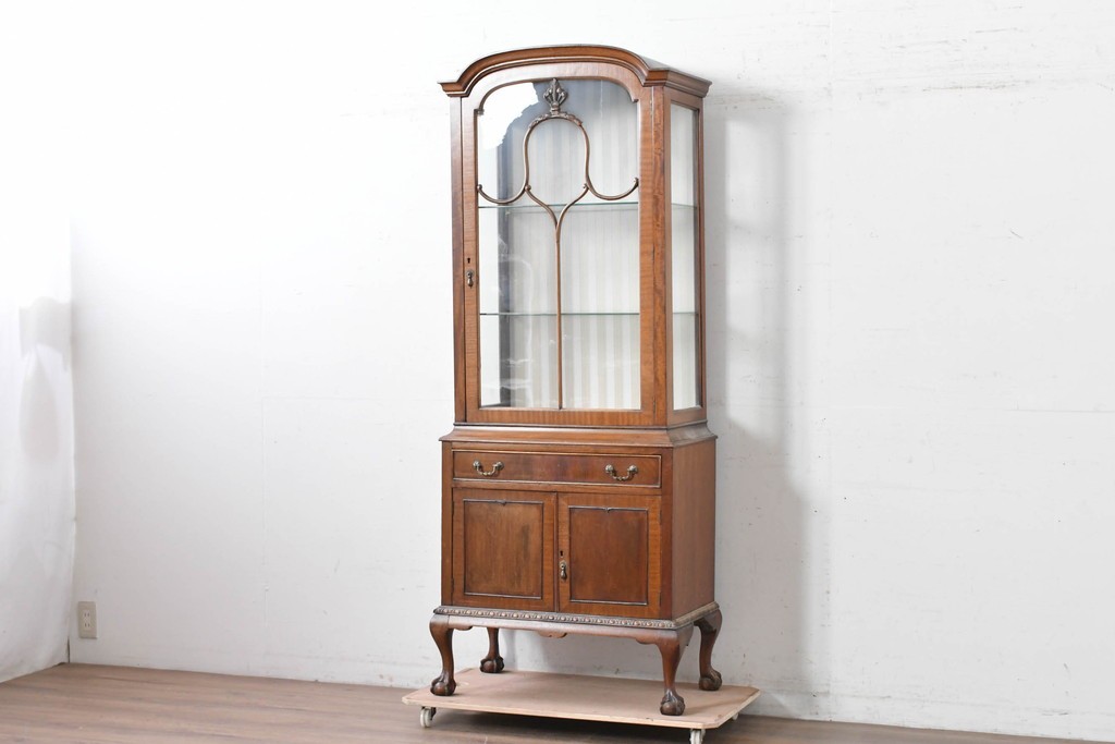 イギリスアンティーク　希少な幅狭サイズ!!　マホガニー材　クラシカルな金具と彫刻装飾が優雅な猫脚ガラスキャビネット　(R-087771)