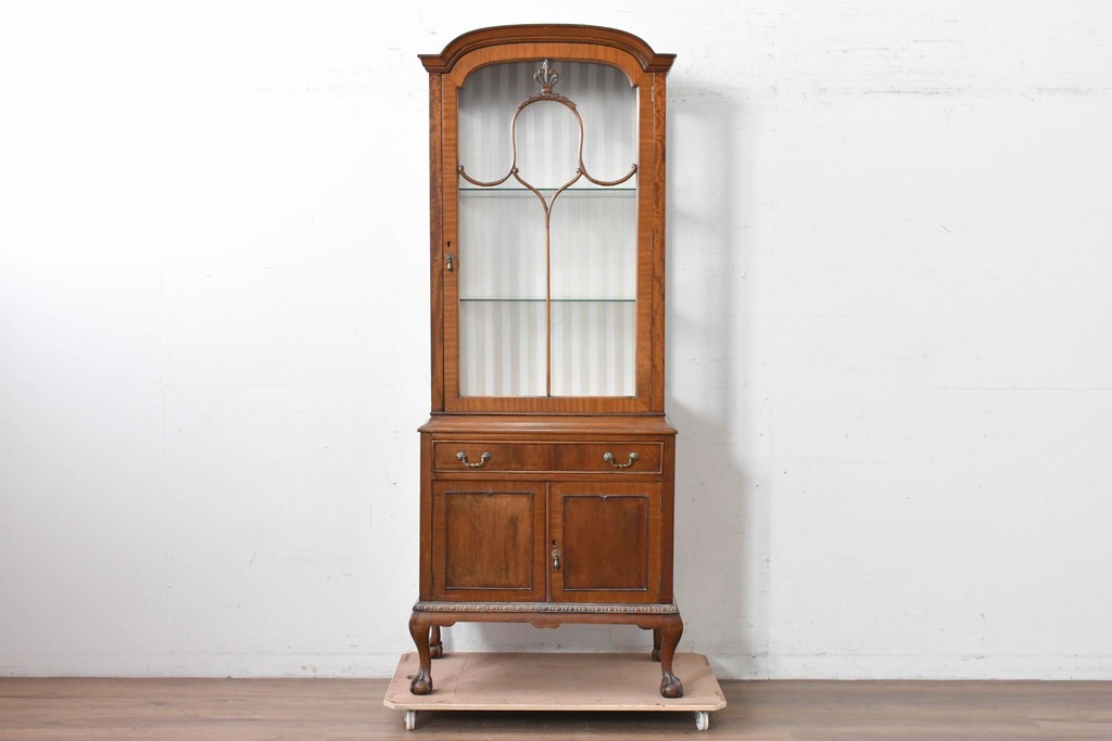 イギリスアンティーク　希少な幅狭サイズ!!　マホガニー材　クラシカルな金具と彫刻装飾が優雅な猫脚ガラスキャビネット　(R-087771)