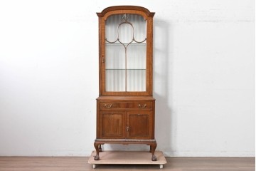 イギリスアンティーク　希少な幅狭サイズ!!　マホガニー材　クラシカルな金具と彫刻装飾が優雅な猫脚ガラスキャビネット　(R-087771)
