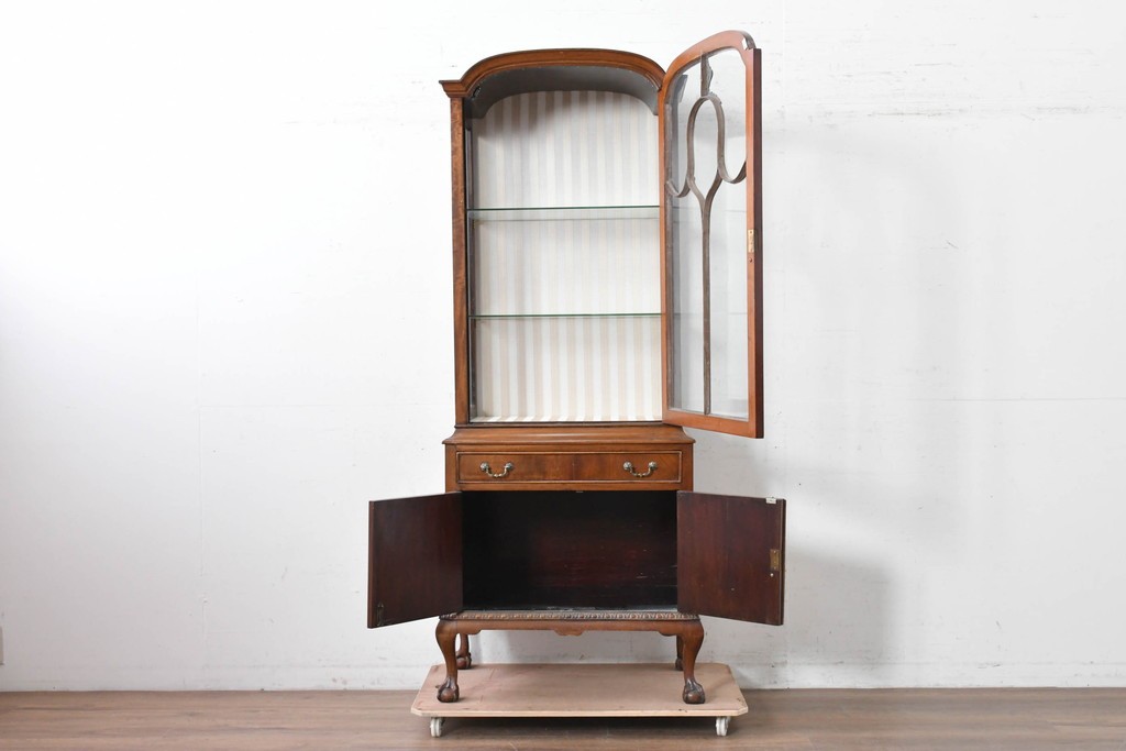 イギリスアンティーク　希少な幅狭サイズ!!　マホガニー材　クラシカルな金具と彫刻装飾が優雅な猫脚ガラスキャビネット　(R-087771)