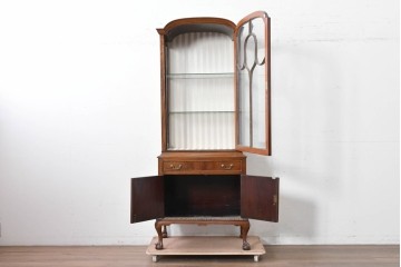 イギリスアンティーク　希少な幅狭サイズ!!　マホガニー材　クラシカルな金具と彫刻装飾が優雅な猫脚ガラスキャビネット　(R-087771)