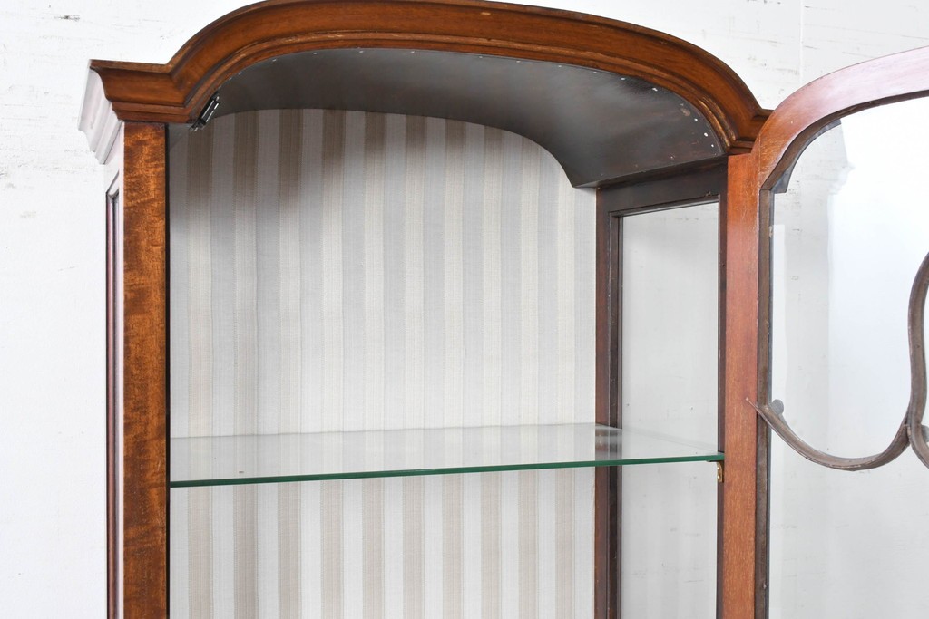 イギリスアンティーク　希少な幅狭サイズ!!　マホガニー材　クラシカルな金具と彫刻装飾が優雅な猫脚ガラスキャビネット　(R-087771)