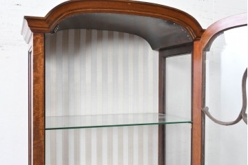 イギリスアンティーク　希少な幅狭サイズ!!　マホガニー材　クラシカルな金具と彫刻装飾が優雅な猫脚ガラスキャビネット　(R-087771)