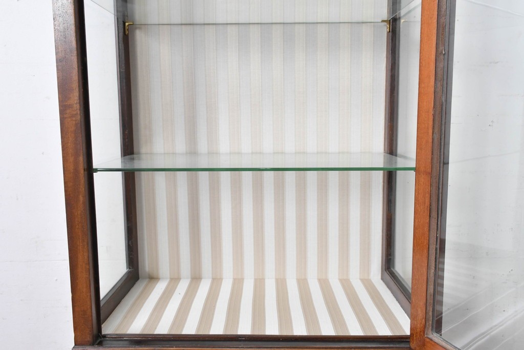 イギリスアンティーク　希少な幅狭サイズ!!　マホガニー材　クラシカルな金具と彫刻装飾が優雅な猫脚ガラスキャビネット　(R-087771)