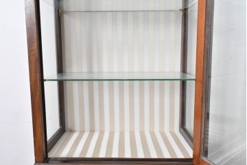 イギリスアンティーク　希少な幅狭サイズ!!　マホガニー材　クラシカルな金具と彫刻装飾が優雅な猫脚ガラスキャビネット　(R-087771)