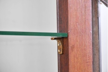 イギリスアンティーク　希少な幅狭サイズ!!　マホガニー材　クラシカルな金具と彫刻装飾が優雅な猫脚ガラスキャビネット　(R-087771)