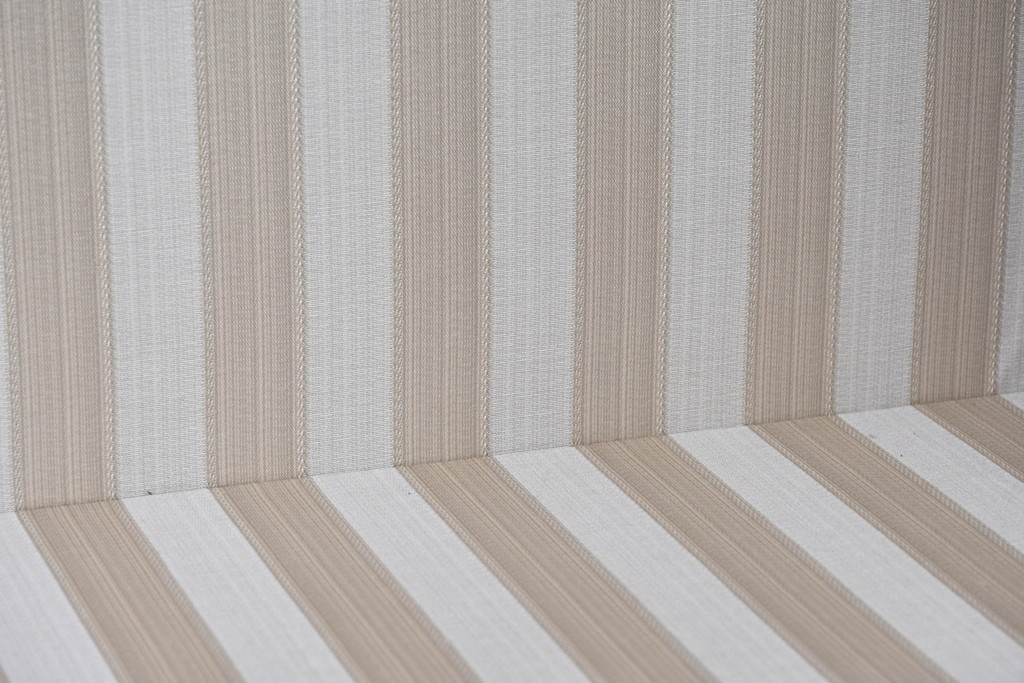 イギリスアンティーク　希少な幅狭サイズ!!　マホガニー材　クラシカルな金具と彫刻装飾が優雅な猫脚ガラスキャビネット　(R-087771)