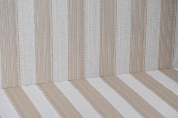 イギリスアンティーク　希少な幅狭サイズ!!　マホガニー材　クラシカルな金具と彫刻装飾が優雅な猫脚ガラスキャビネット　(R-087771)