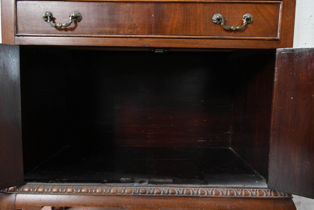 イギリスアンティーク　希少な幅狭サイズ!!　マホガニー材　クラシカルな金具と彫刻装飾が優雅な猫脚ガラスキャビネット　(R-087771)