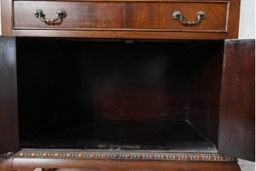 イギリスアンティーク　希少な幅狭サイズ!!　マホガニー材　クラシカルな金具と彫刻装飾が優雅な猫脚ガラスキャビネット　(R-087771)