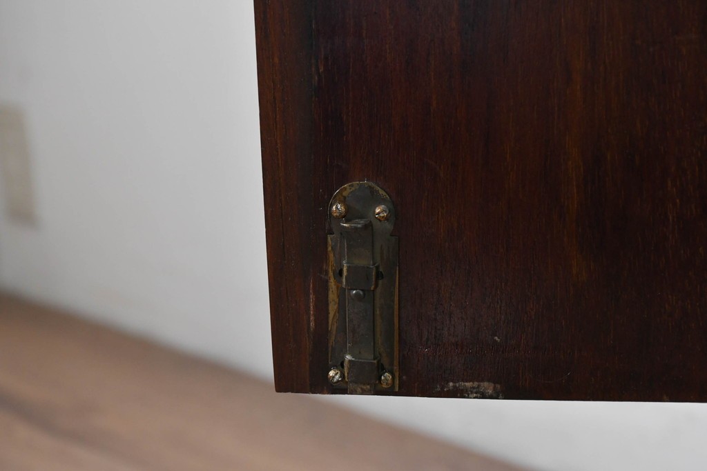 イギリスアンティーク　希少な幅狭サイズ!!　マホガニー材　クラシカルな金具と彫刻装飾が優雅な猫脚ガラスキャビネット　(R-087771)