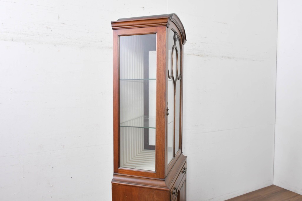 イギリスアンティーク　希少な幅狭サイズ!!　マホガニー材　クラシカルな金具と彫刻装飾が優雅な猫脚ガラスキャビネット　(R-087771)