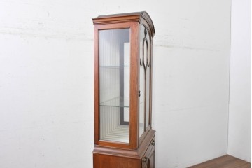 イギリスアンティーク　希少な幅狭サイズ!!　マホガニー材　クラシカルな金具と彫刻装飾が優雅な猫脚ガラスキャビネット　(R-087771)