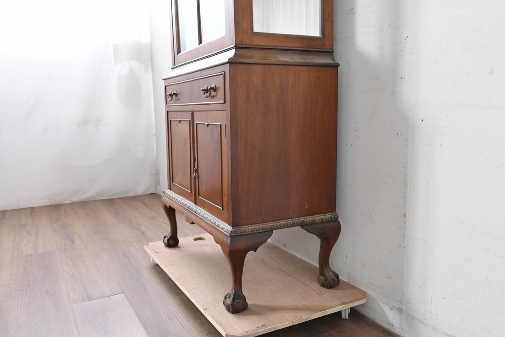 イギリスアンティーク　希少な幅狭サイズ!!　マホガニー材　クラシカルな金具と彫刻装飾が優雅な猫脚ガラスキャビネット　(R-087771)