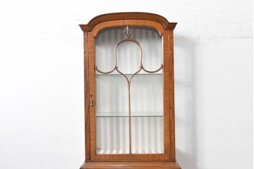 イギリスアンティーク　希少な幅狭サイズ!!　マホガニー材　クラシカルな金具と彫刻装飾が優雅な猫脚ガラスキャビネット　(R-087771)