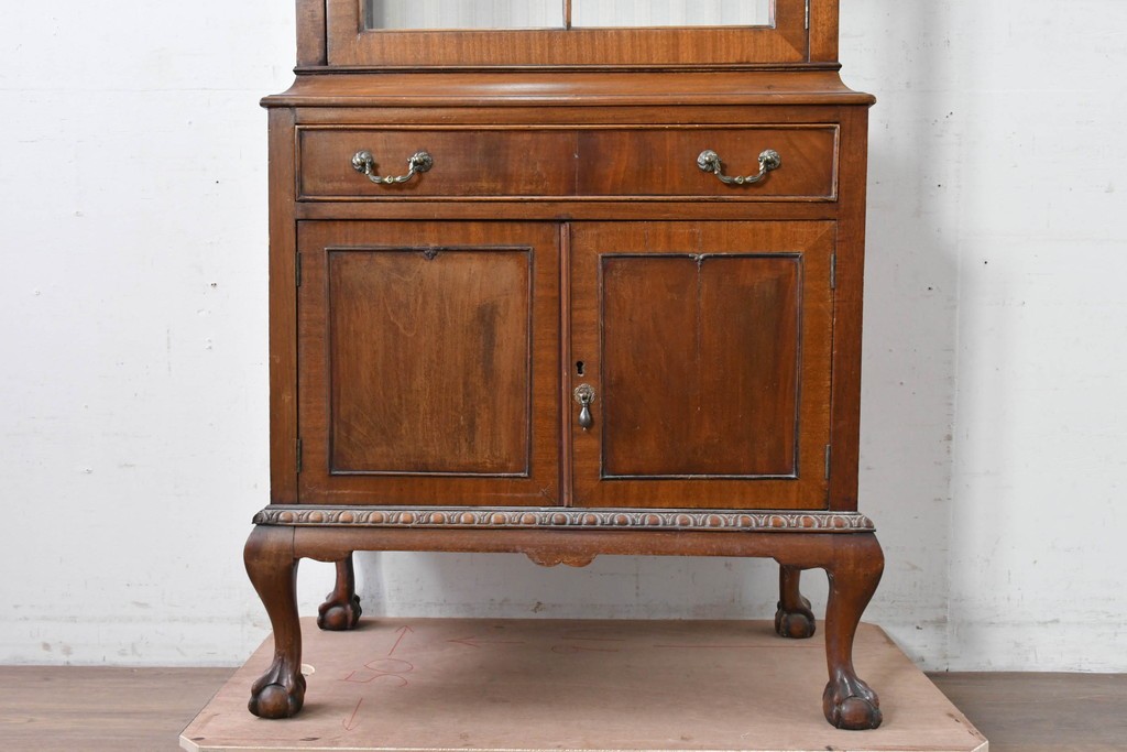 イギリスアンティーク　希少な幅狭サイズ!!　マホガニー材　クラシカルな金具と彫刻装飾が優雅な猫脚ガラスキャビネット　(R-087771)