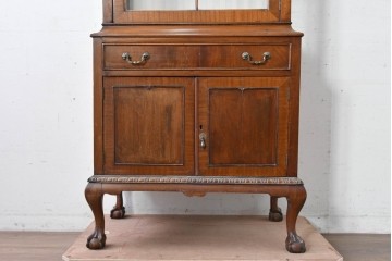 イギリスアンティーク　希少な幅狭サイズ!!　マホガニー材　クラシカルな金具と彫刻装飾が優雅な猫脚ガラスキャビネット　(R-087771)