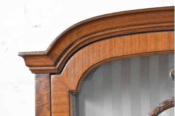 イギリスアンティーク　希少な幅狭サイズ!!　マホガニー材　クラシカルな金具と彫刻装飾が優雅な猫脚ガラスキャビネット　(R-087771)