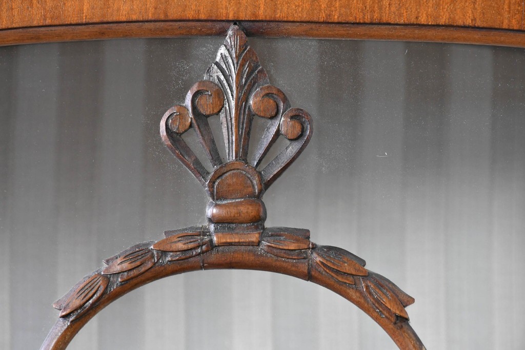 イギリスアンティーク　希少な幅狭サイズ!!　マホガニー材　クラシカルな金具と彫刻装飾が優雅な猫脚ガラスキャビネット　(R-087771)