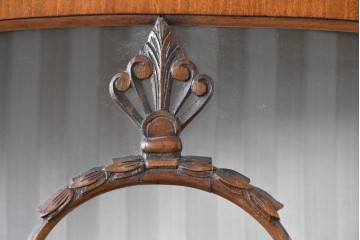 イギリスアンティーク　希少な幅狭サイズ!!　マホガニー材　クラシカルな金具と彫刻装飾が優雅な猫脚ガラスキャビネット　(R-087771)