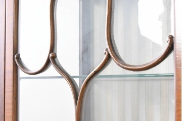 イギリスアンティーク　希少な幅狭サイズ!!　マホガニー材　クラシカルな金具と彫刻装飾が優雅な猫脚ガラスキャビネット　(R-087771)