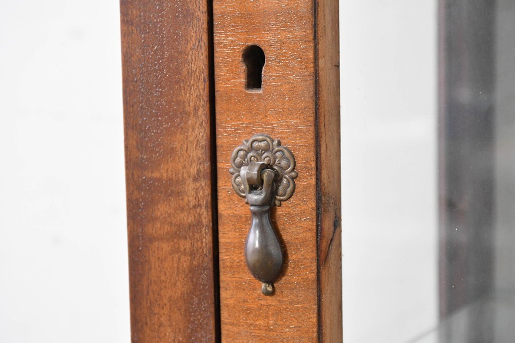 イギリスアンティーク　希少な幅狭サイズ!!　マホガニー材　クラシカルな金具と彫刻装飾が優雅な猫脚ガラスキャビネット　(R-087771)