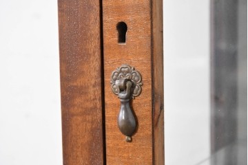 イギリスアンティーク　希少な幅狭サイズ!!　マホガニー材　クラシカルな金具と彫刻装飾が優雅な猫脚ガラスキャビネット　(R-087771)