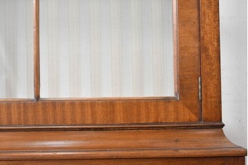 イギリスアンティーク　希少な幅狭サイズ!!　マホガニー材　クラシカルな金具と彫刻装飾が優雅な猫脚ガラスキャビネット　(R-087771)