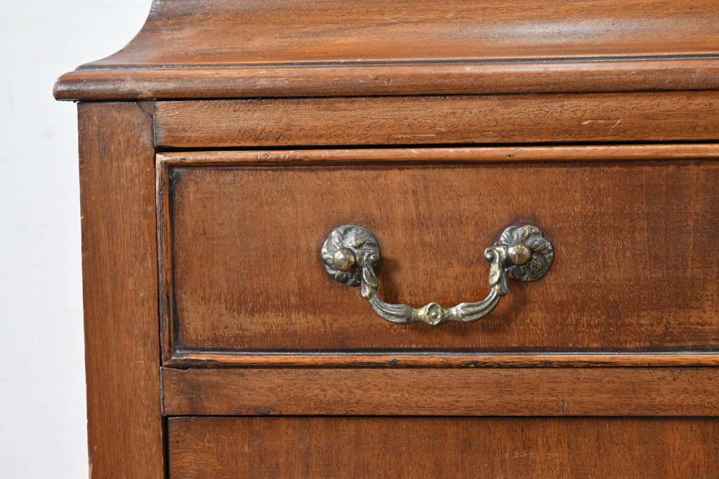 イギリスアンティーク　希少な幅狭サイズ!!　マホガニー材　クラシカルな金具と彫刻装飾が優雅な猫脚ガラスキャビネット　(R-087771)