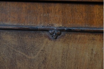 イギリスアンティーク　希少な幅狭サイズ!!　マホガニー材　クラシカルな金具と彫刻装飾が優雅な猫脚ガラスキャビネット　(R-087771)