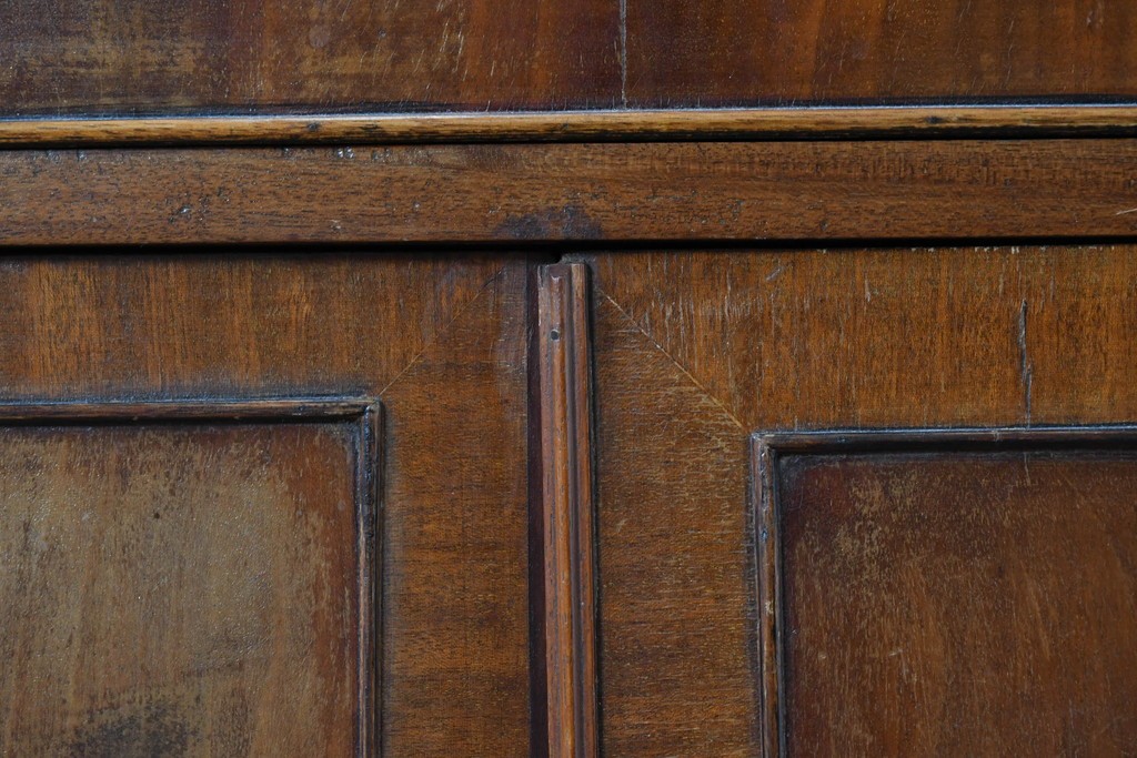 イギリスアンティーク　希少な幅狭サイズ!!　マホガニー材　クラシカルな金具と彫刻装飾が優雅な猫脚ガラスキャビネット　(R-087771)