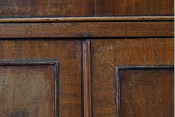 イギリスアンティーク　希少な幅狭サイズ!!　マホガニー材　クラシカルな金具と彫刻装飾が優雅な猫脚ガラスキャビネット　(R-087771)