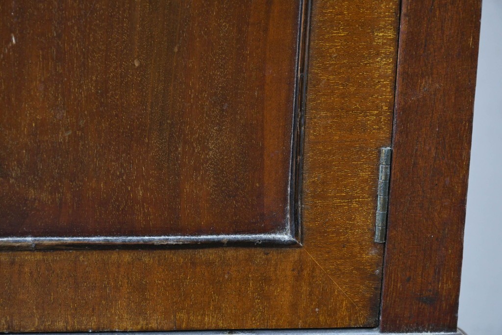 イギリスアンティーク　希少な幅狭サイズ!!　マホガニー材　クラシカルな金具と彫刻装飾が優雅な猫脚ガラスキャビネット　(R-087771)