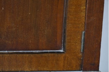 イギリスアンティーク　希少な幅狭サイズ!!　マホガニー材　クラシカルな金具と彫刻装飾が優雅な猫脚ガラスキャビネット　(R-087771)