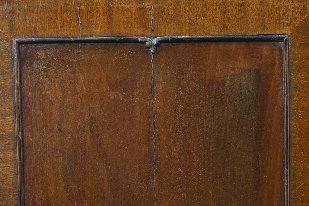 イギリスアンティーク　希少な幅狭サイズ!!　マホガニー材　クラシカルな金具と彫刻装飾が優雅な猫脚ガラスキャビネット　(R-087771)